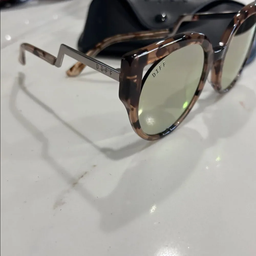DIFF Penny Tortoise Sunglasses with Yellow Lenses